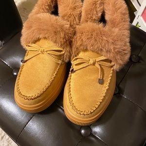 NEW! Cozy Women’s Faux Fur Booties in Caramel. Size 5